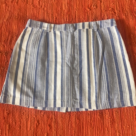 Button-front mini skirt - Picture 3 of 9